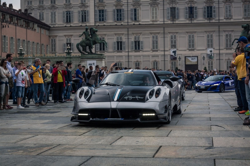 Formula 1 parades in the city center