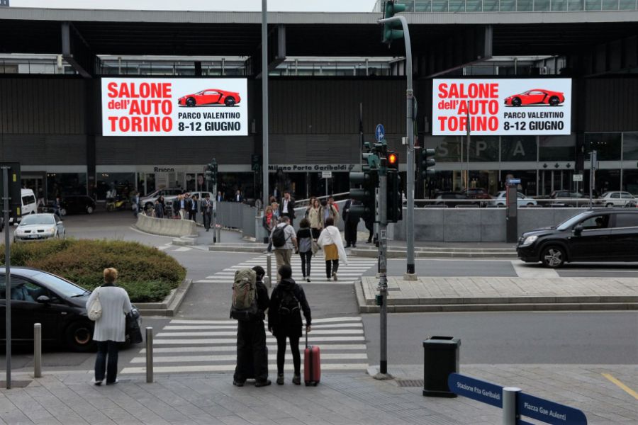 A Milano si respira aria di Salone dell'Auto di Torino nelle stazioni Garibaldi e Cadorna