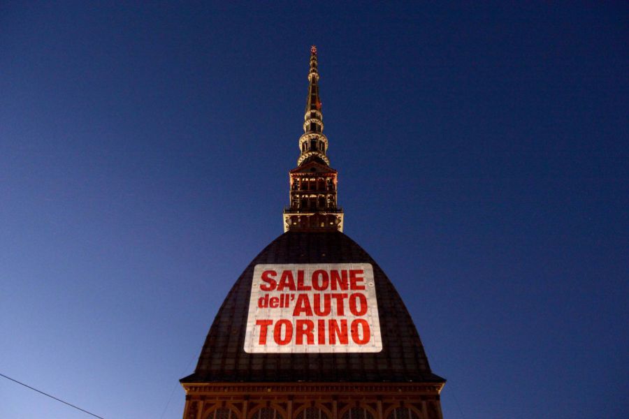 La Mole Antonelliana dà il benvenuto ai partecipanti della 3ª edizione del Salone dell'Auto di Torino